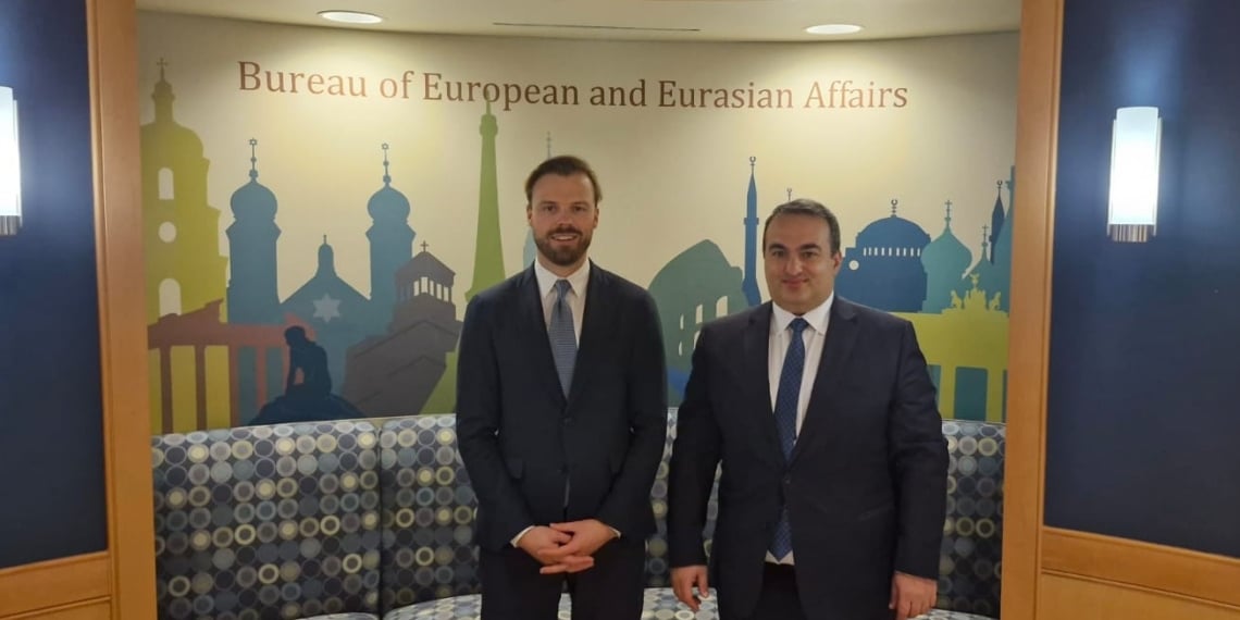 აშშ-ის სახელმწიფო დეპარტამენტის ევროპისა და ევრაზიის ბიუროს უფროსი ოფიციალური პირი, ბრენდან ჰანრაჰანი და საქართველოს საგარეო საქმეთა მინისტრის მოადგილე ლაშა დარსალია. შეხვედრა სახელმწიფო დეპარტამენტში, 2026 წლის 3 თებერვალი. ფოტო: საქართველოს საელჩო აშშ-ში.