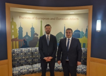 აშშ-ის სახელმწიფო დეპარტამენტის ევროპისა და ევრაზიის ბიუროს უფროსი ოფიციალური პირი, ბრენდან ჰანრაჰანი და საქართველოს საგარეო საქმეთა მინისტრის მოადგილე ლაშა დარსალია. შეხვედრა სახელმწიფო დეპარტამენტში, 2026 წლის 3 თებერვალი. ფოტო: საქართველოს საელჩო აშშ-ში.