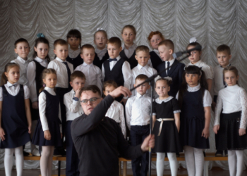PavelWithChildrenChoir credit Pavel Talankin scaled