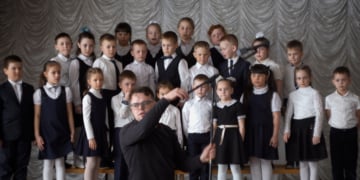 PavelWithChildrenChoir credit Pavel Talankin scaled