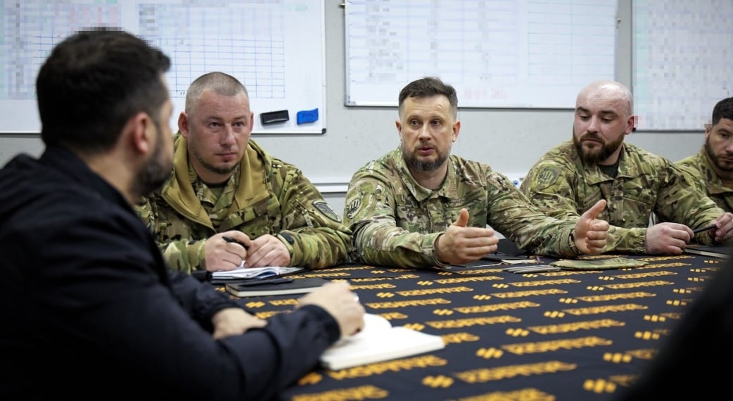 Third Army Corps commander Andrii Biletskyi speaks to Ukrainian President Volodymyr Zelenskyy at a command post. Credit: Office of the president of Ukraine.