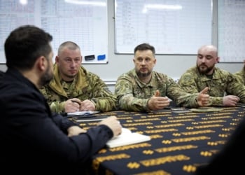 Third Army Corps commander Andrii Biletskyi speaks to Ukrainian President Volodymyr Zelenskyy at a command post. Credit: Office of the president of Ukraine.